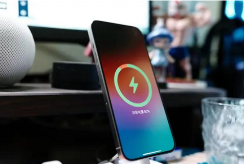 庄河苹果15换屏服务分享用什么充电器给iPhone15充电更好 